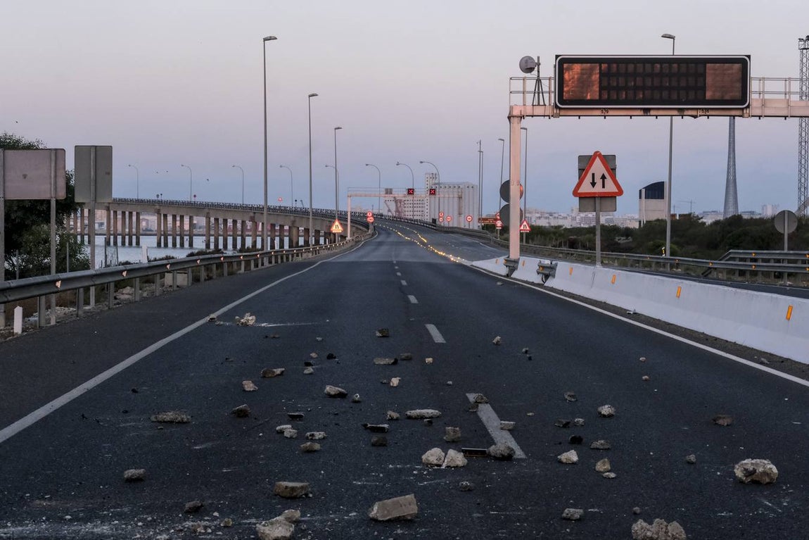 FOTOS: Trabajadores del metal cortan el Puente Carranza