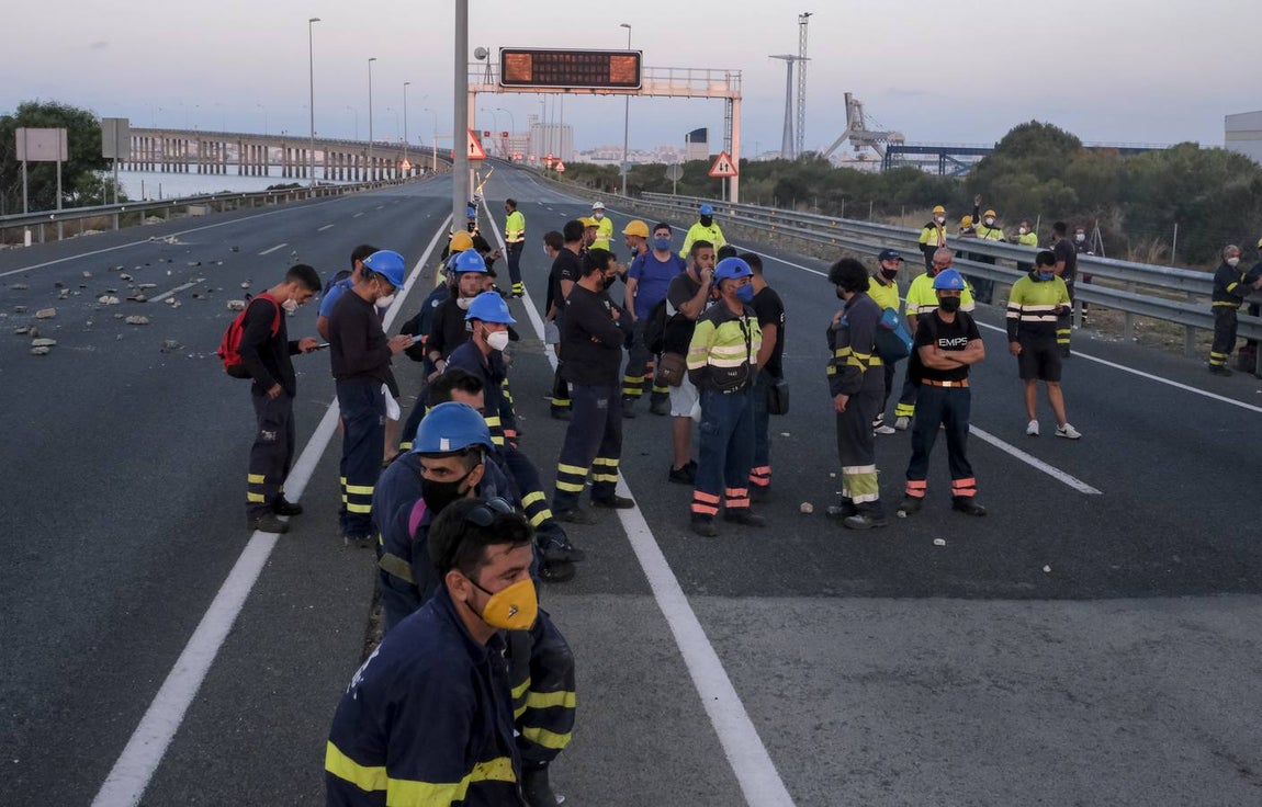 FOTOS: Trabajadores del metal cortan el Puente Carranza