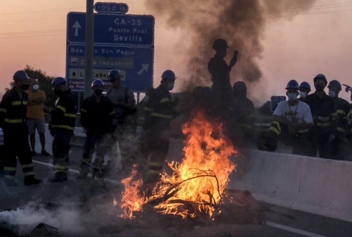 FOTOS: Trabajadores del metal cortan el Puente Carranza