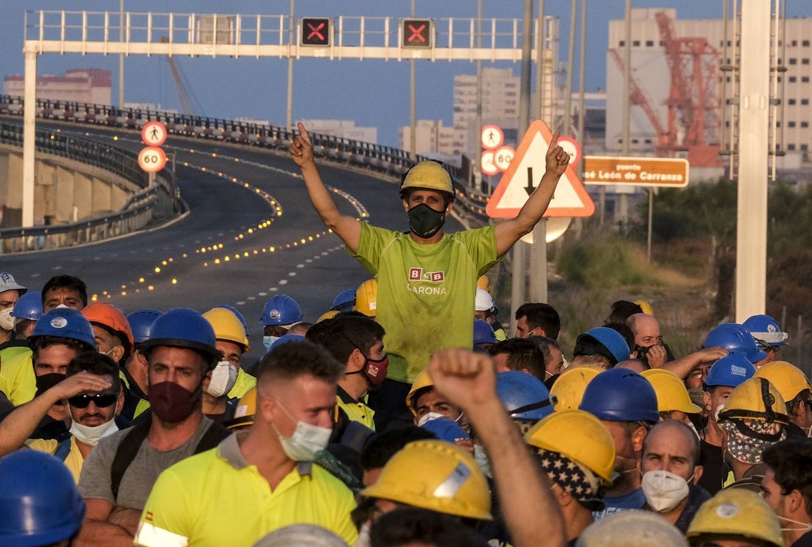 FOTOS: Trabajadores del metal cortan el Puente Carranza