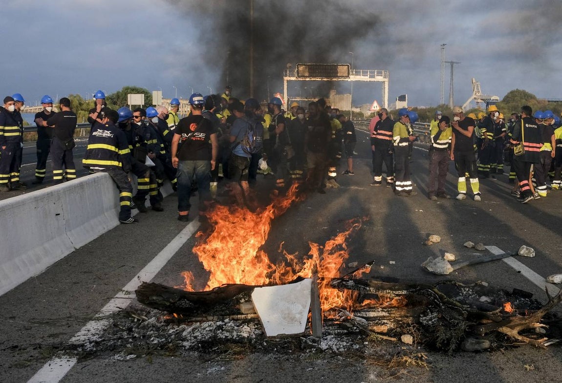 FOTOS: Trabajadores del metal cortan el Puente Carranza