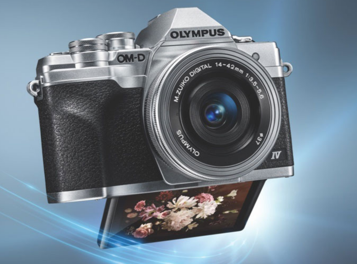 E-M10 Mark IV Olympus. El modelo E-M10 Mark IV de Olympus ofrece libertad, flexibilidad y enfoque. Dispone de un sensor Live MOS de 20 megapíxeles, estabilización de imagen en 5 ejes -que ofrece una compensación de hasta 4,5 pasos–, una pantalla que se gira para que consigas los mejores selfies, grabación de vídeos en calidad 4K, modo silencioso para capturar momentos que requieran el máximo sigilo y la nueva generación de AF Prioridad caras y ojos. Su precio es de 699 euros.