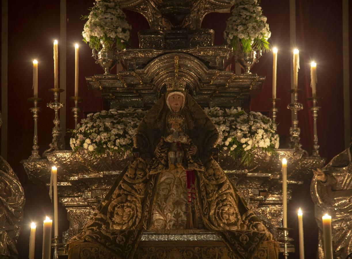 La Virgen de los Reyes, en el altar de novena