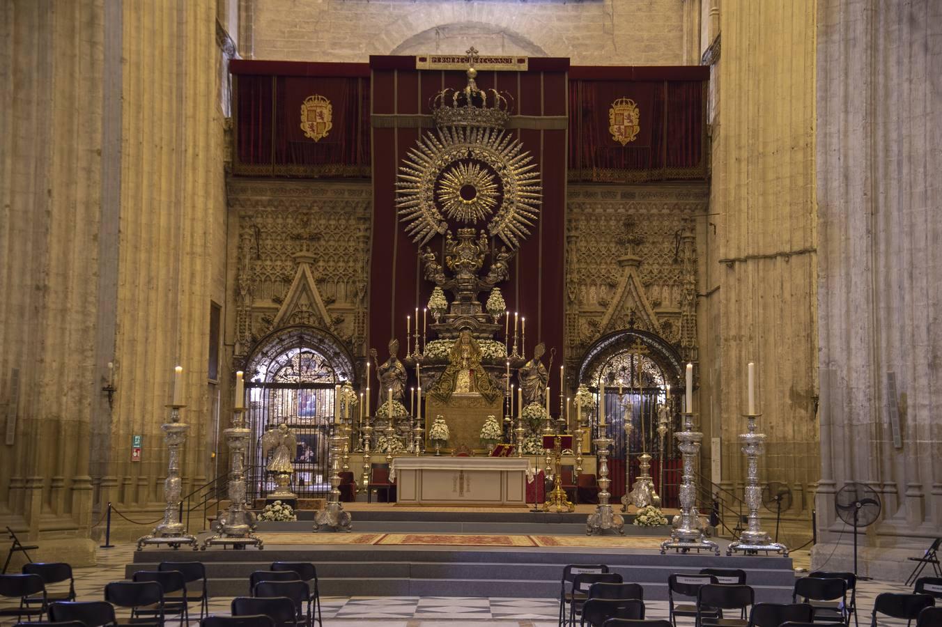 La Virgen de los Reyes, en el altar de novena