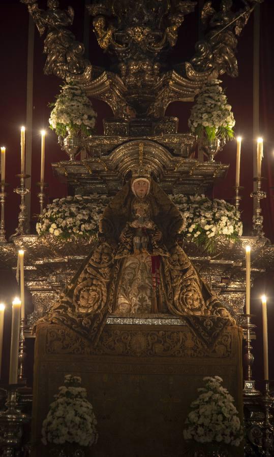 La Virgen de los Reyes, en el altar de novena