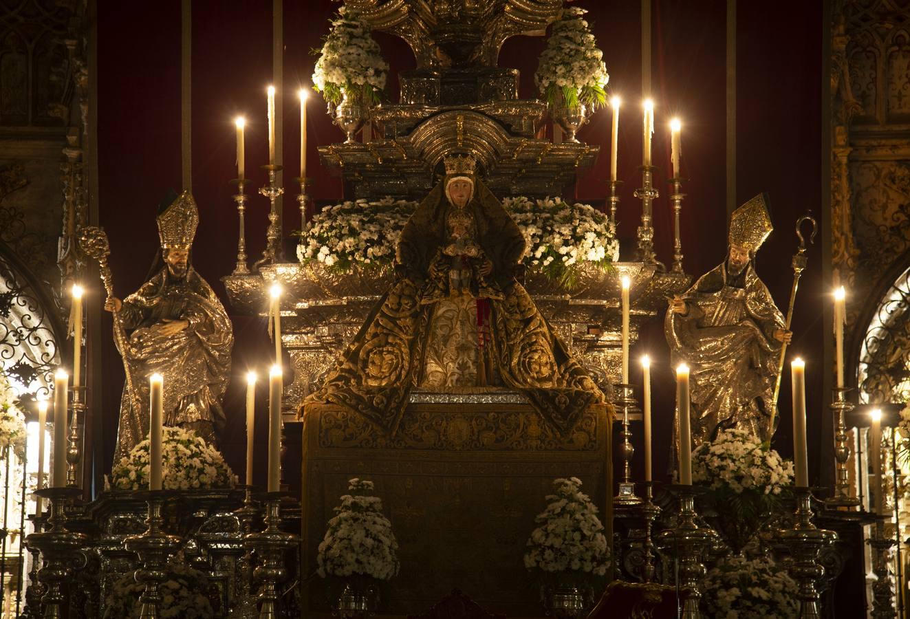 La Virgen de los Reyes, en el altar de novena