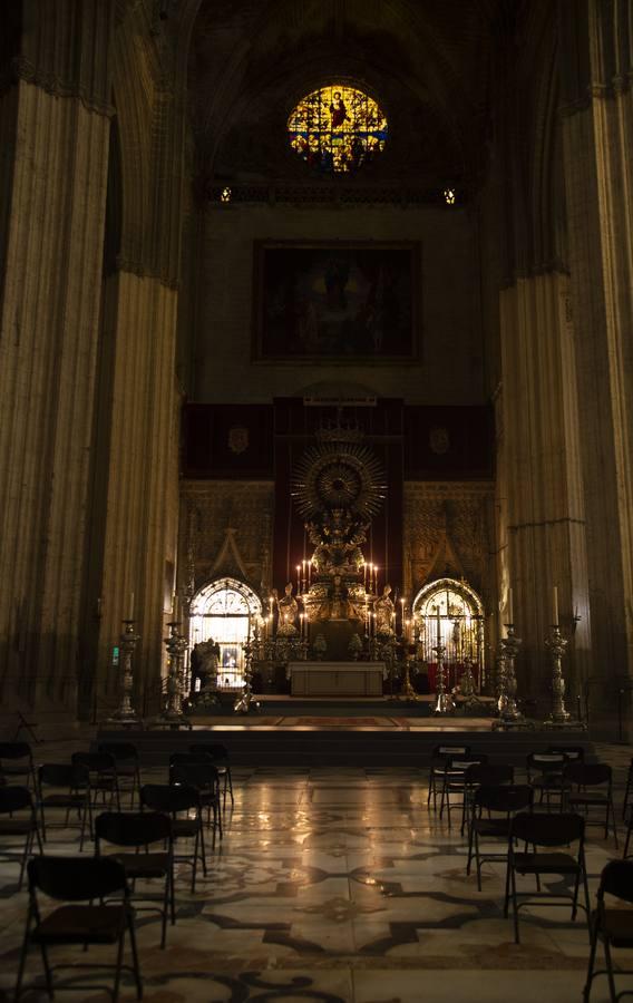 La Virgen de los Reyes, en el altar de novena