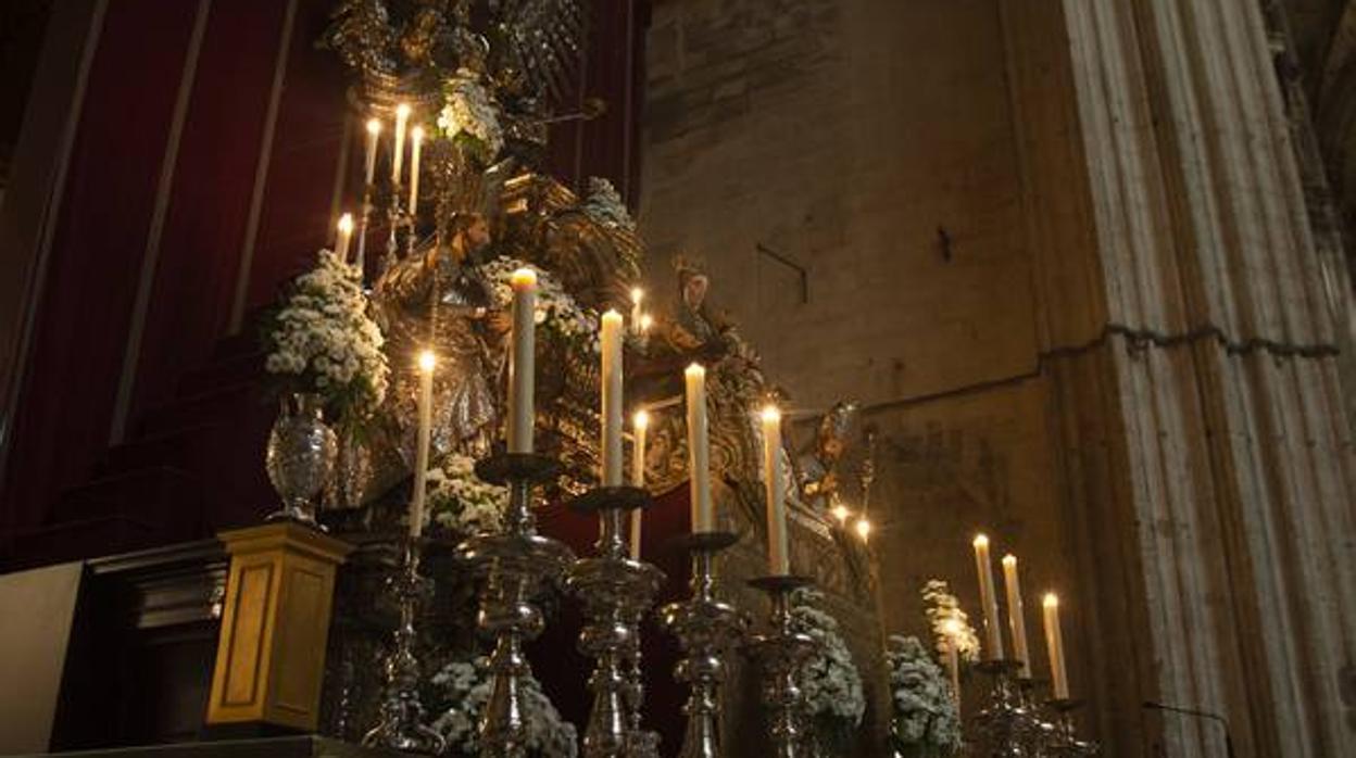 La Virgen de los Reyes, en el altar de novena