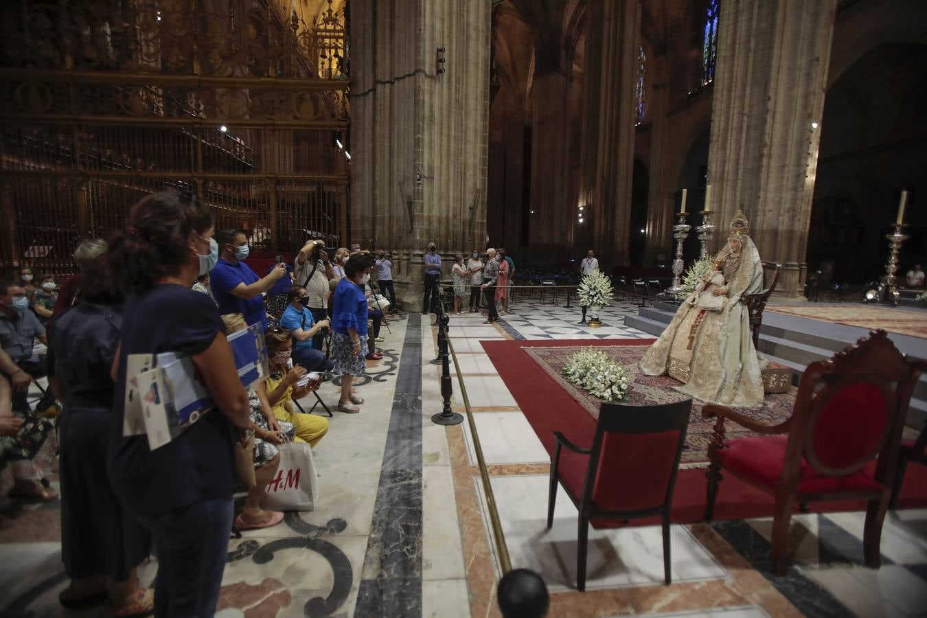 Colas en la Catedral para venerar a la Virgen de los Reyes, en imágenes