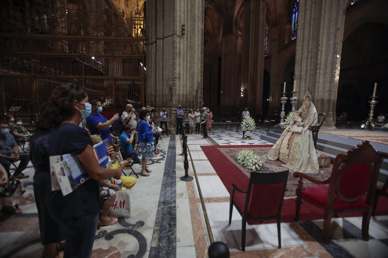 Colas en la Catedral para venerar a la Virgen de los Reyes, en imágenes