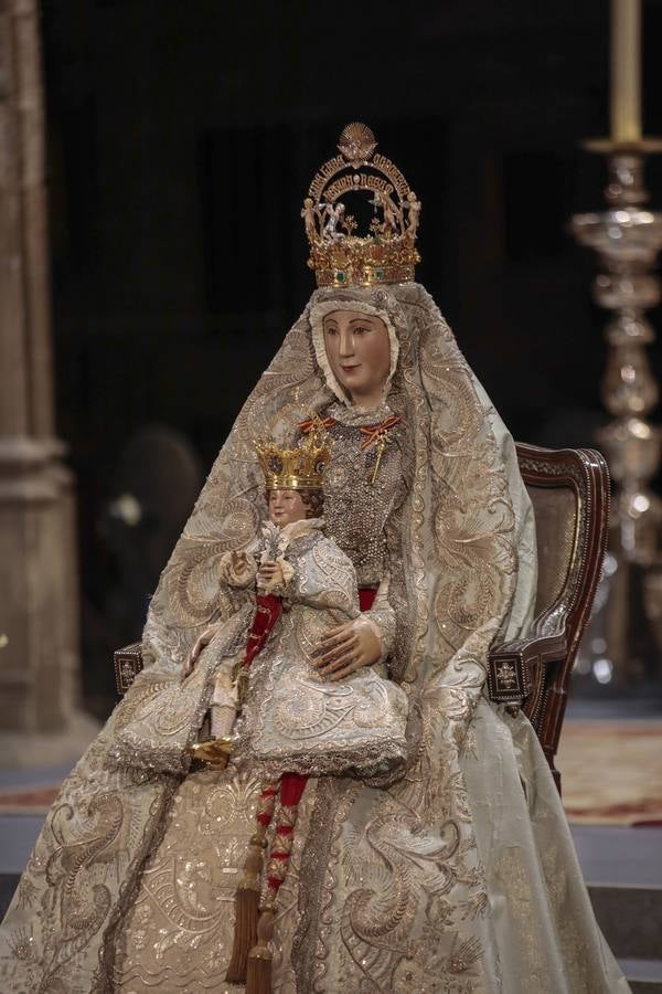 Colas en la Catedral para venerar a la Virgen de los Reyes, en imágenes