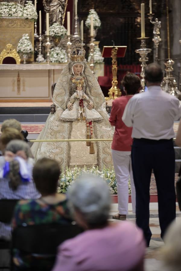 Colas en la Catedral para venerar a la Virgen de los Reyes, en imágenes