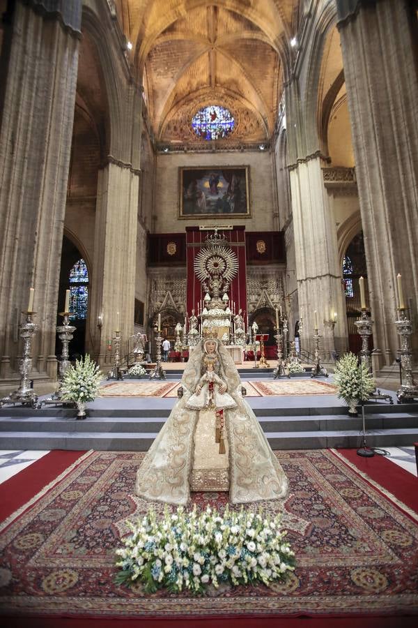 Colas en la Catedral para venerar a la Virgen de los Reyes, en imágenes