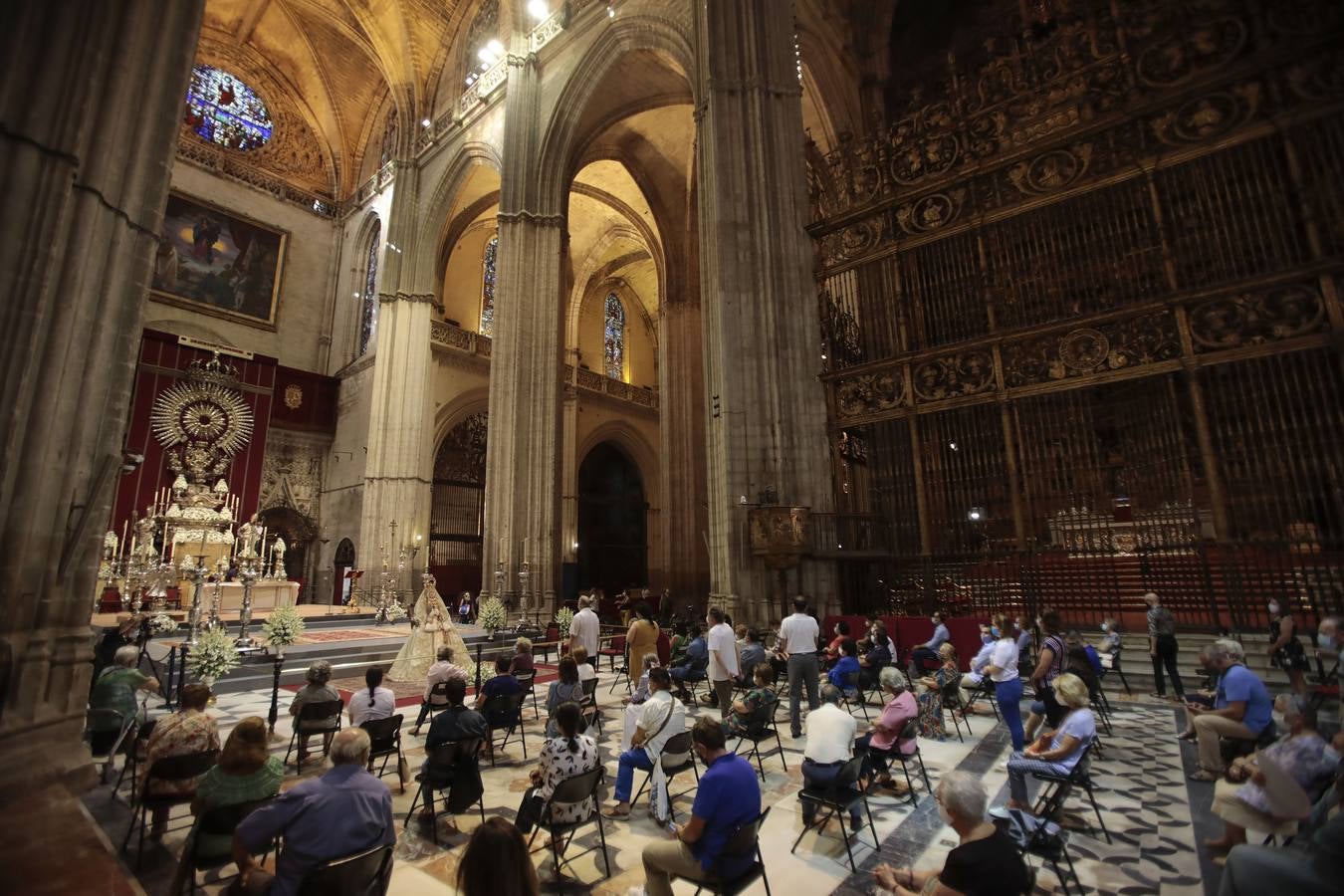 Colas en la Catedral para venerar a la Virgen de los Reyes, en imágenes