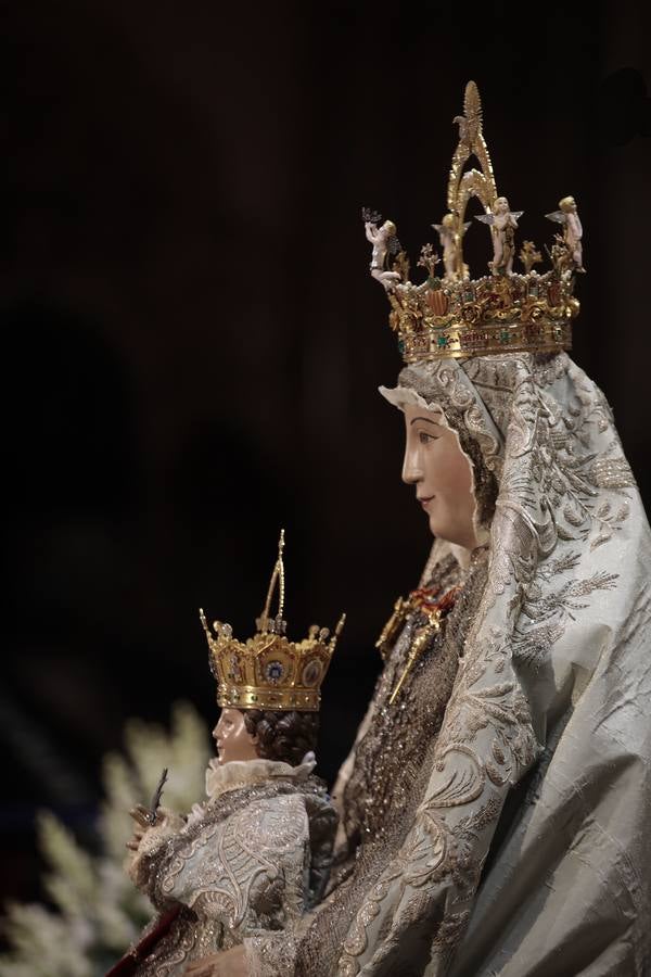 Colas en la Catedral para venerar a la Virgen de los Reyes, en imágenes