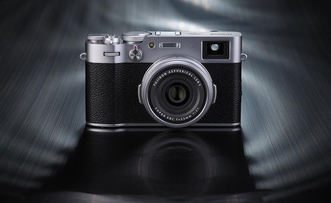Fujifilm X100V. La X100 V de Fujifilm es todo lo que necesitas para crear los mejores recuerdos. Este modelo cuenta con una lente de 23 mm F2.0 que aporta una mejor resolución, menos distorsión y un rendimiento mejorado de enfoque y con un visor híbrido que permite elegir entre el visor óptico de aumento de 0,52x y el visor electrónico OLED de 3,69 millones de puntos. También, ofrece gran rendimiento con poca luz y detección mejorada de rostros y ojos. Los controles de inspiración analógica son una de sus características más destacadas, estos hacen que todo sea más intuitivo y sencillo. Su precio es de 1.499 euros.