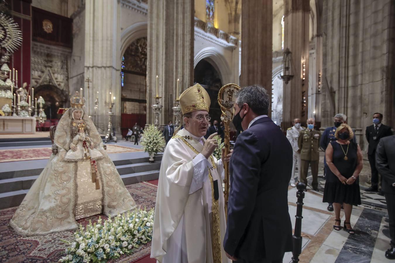 La Virgen de los Reyes recibe a los fieles en la Catedral, en imágenes