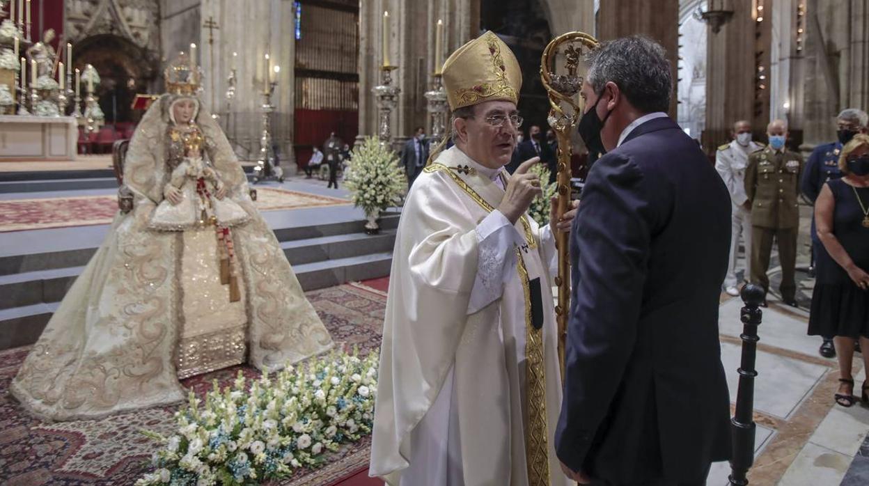 La Virgen de los Reyes recibe a los fieles en la Catedral, en imágenes