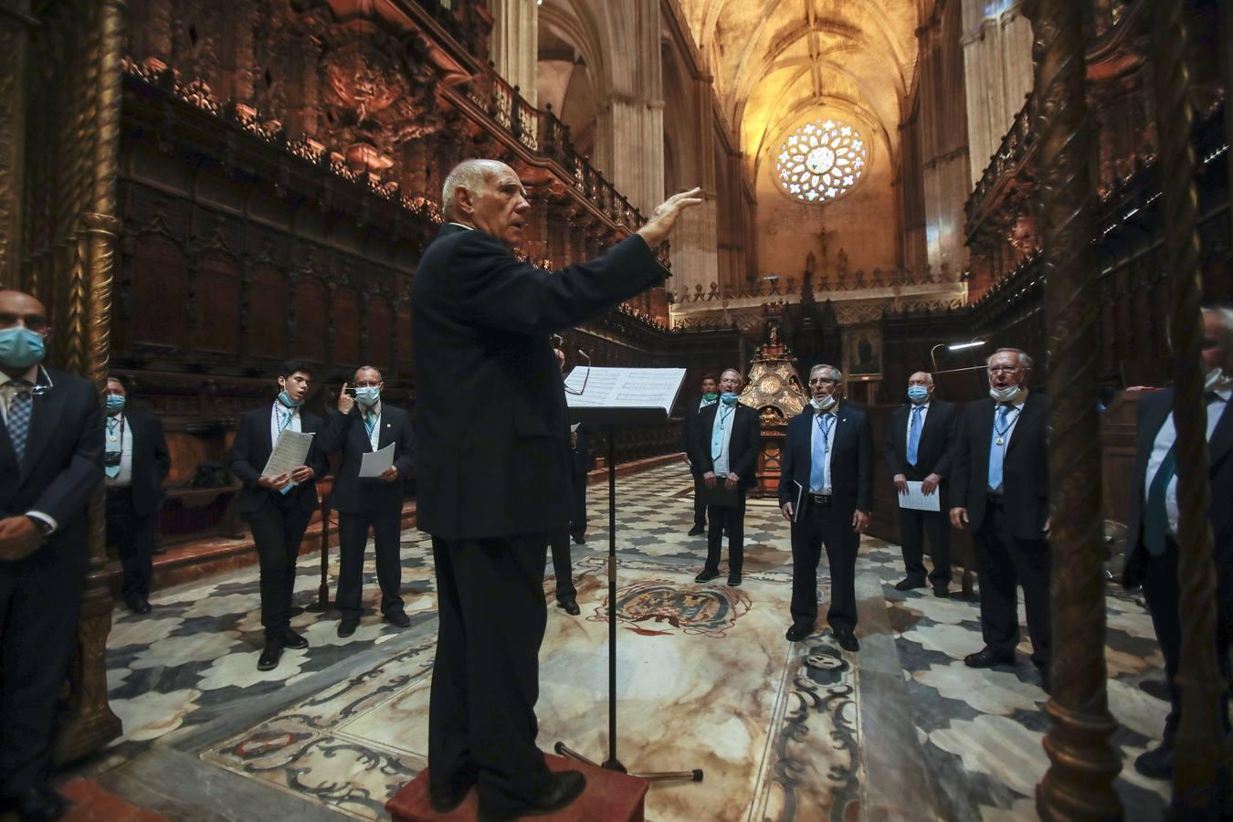 La Virgen de los Reyes recibe a los fieles en la Catedral, en imágenes