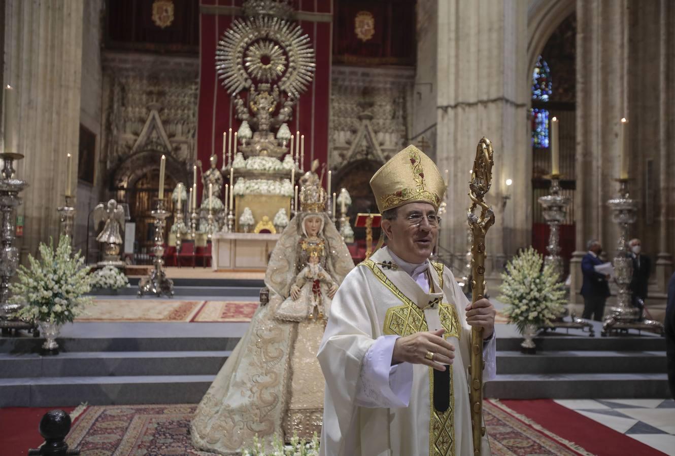 La Virgen de los Reyes recibe a los fieles en la Catedral, en imágenes