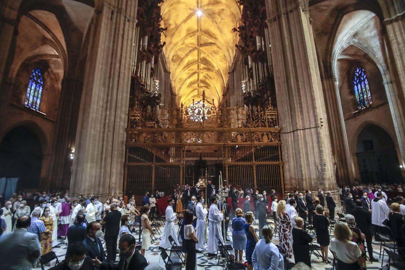 La Virgen de los Reyes recibe a los fieles en la Catedral, en imágenes