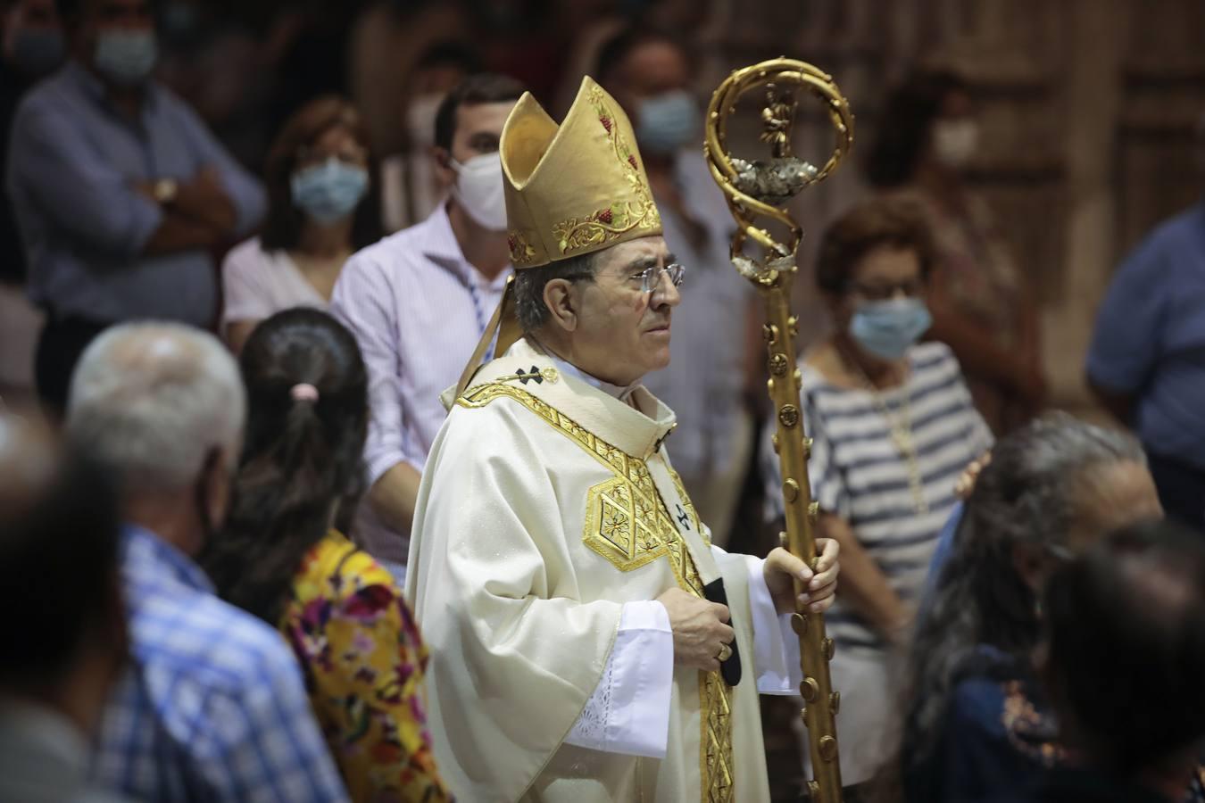 La Virgen de los Reyes recibe a los fieles en la Catedral, en imágenes