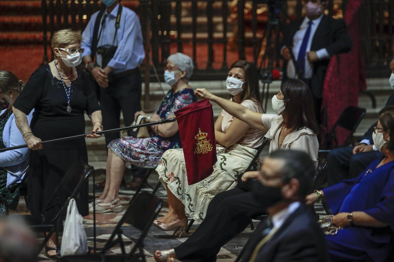 La Virgen de los Reyes recibe a los fieles en la Catedral, en imágenes