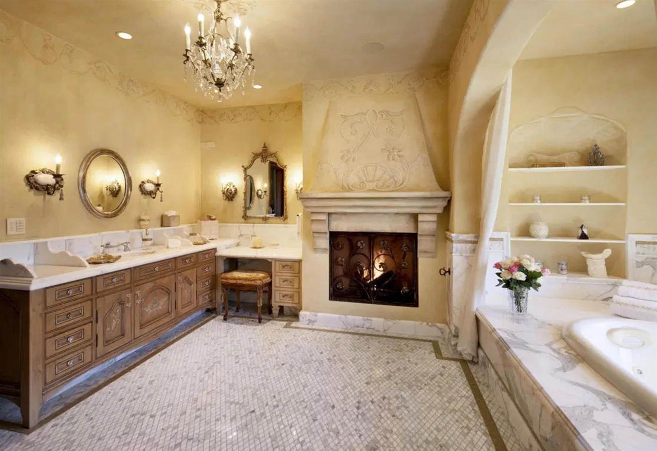 El nuevo hogar de Meghan Markle y el Príncipe Harry. Entre los 16 baños disponibles destaca este, una estancia amplia con una gran bañera situada junto a la ventana, un gran tocador y hasta una chimenea, ideal para las noches más frías.