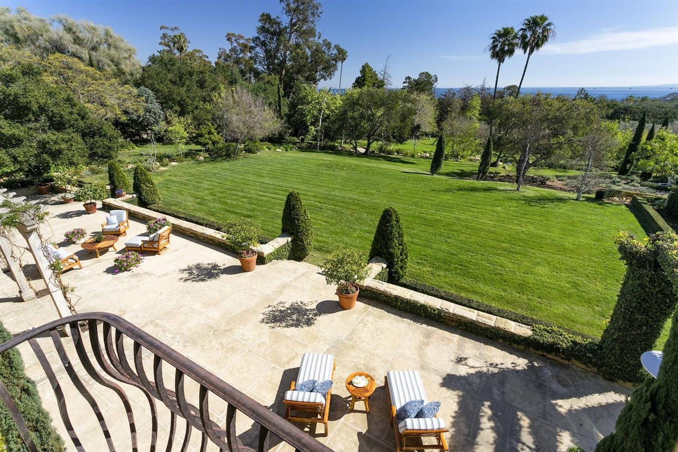El nuevo hogar de Meghan Markle y el Príncipe Harry. Además, dispone de amplios y hermosos jardines con olivos centenarios, cipreses italianos y un inmenso jardín de rosas. Destacan también su cancha de tenis, una piscina y un parque infantil.