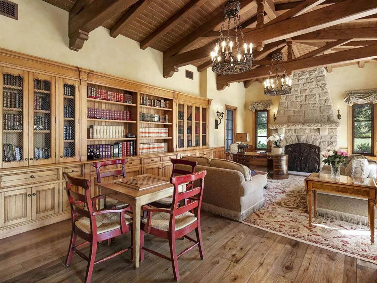El nuevo hogar de Meghan Markle y el Príncipe Harry. Con nueve habitaciones y 16 cuartos de baño, la vivienda, que es de estilo mediterráneo y está bautizada como El castillo de Riven Rock, cuenta con hermosos exteriores en color beige y madera.