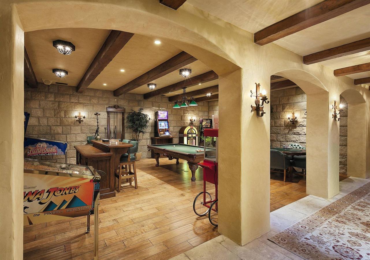 El nuevo hogar de Meghan Markle y el Príncipe Harry. Markle y Harry llevarían viviendo en esta lujosa vivienda desde mediados de junio, mansión que también cuenta con su propia sala de juegos con barra de bar, mesa de billar, máquinas recreativas, mesa de póker y hasta una máquina de hacer palomitas.