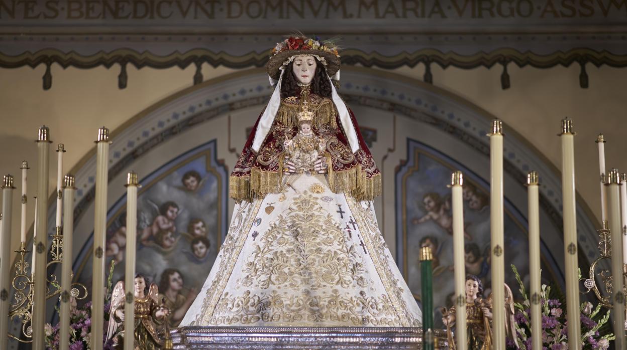 La Virgen del Rocío vestida de pastora, en imágenes