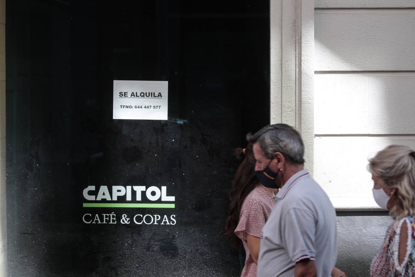 En imágenes, fumadores y bares de copas de Sevilla tras las restricciones