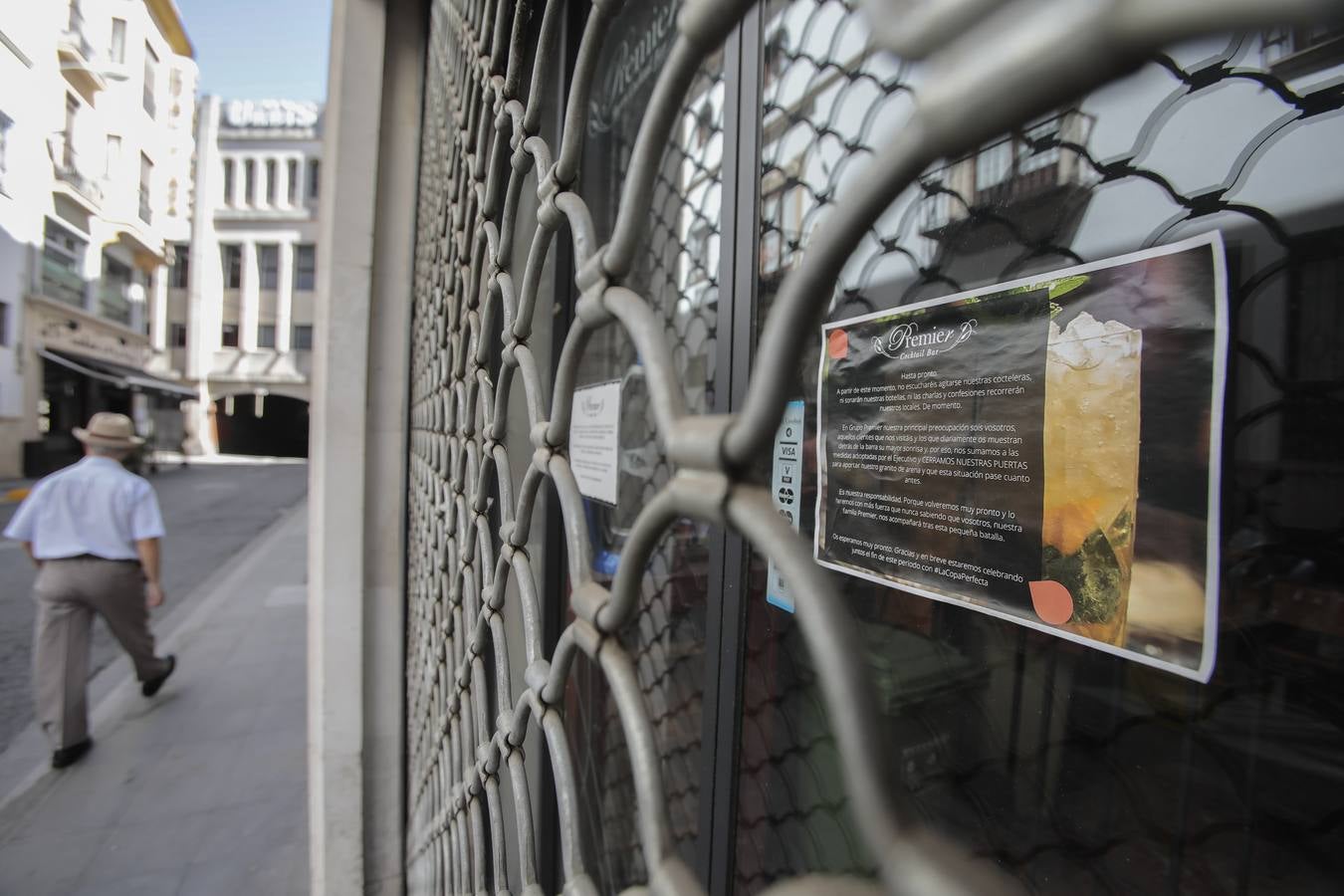 En imágenes, fumadores y bares de copas de Sevilla tras las restricciones