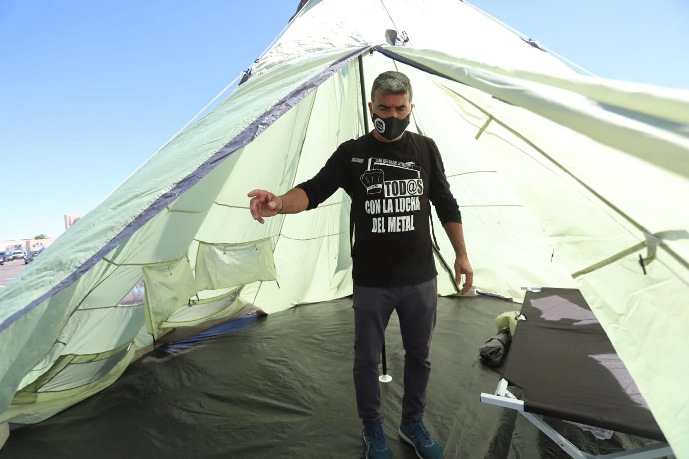 Fotos: Los dos trabajadores despedidos acampan en Astilleros a la espera de una «explicación