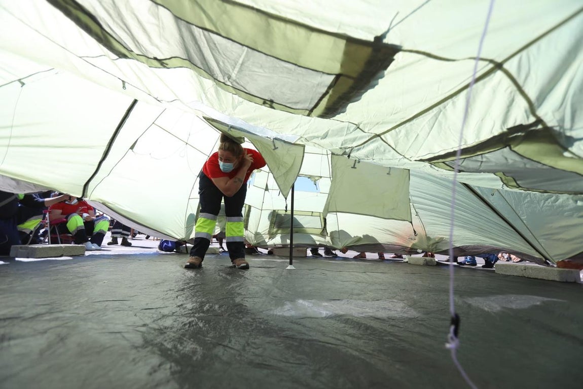 Fotos: Los dos trabajadores despedidos acampan en Astilleros a la espera de una «explicación