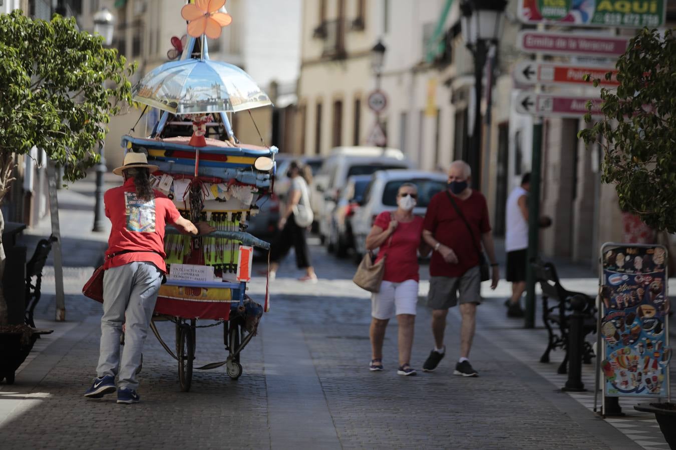 La fumigación contra el mosquito común en los pueblos de Sevilla, en imágenes