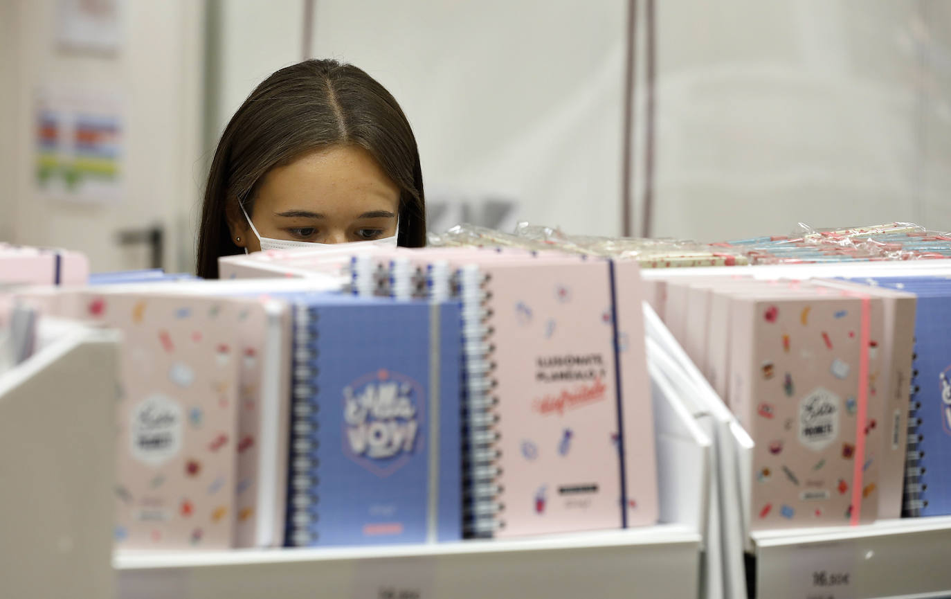 Tiendas de uniformes y papelerías se preparan para la vuelta al cole en Córdoba, en imágenes