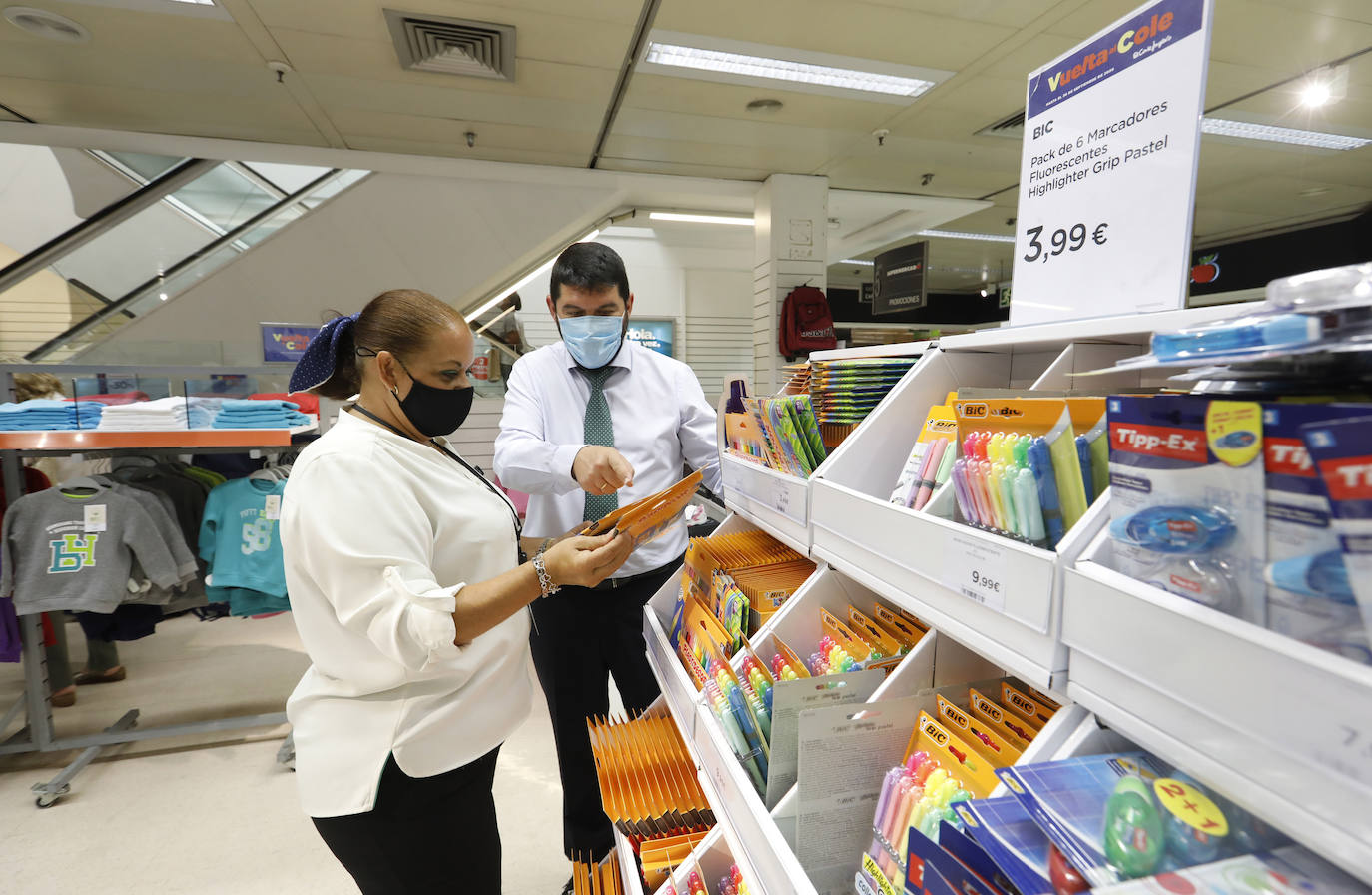 Tiendas de uniformes y papelerías se preparan para la vuelta al cole en Córdoba, en imágenes