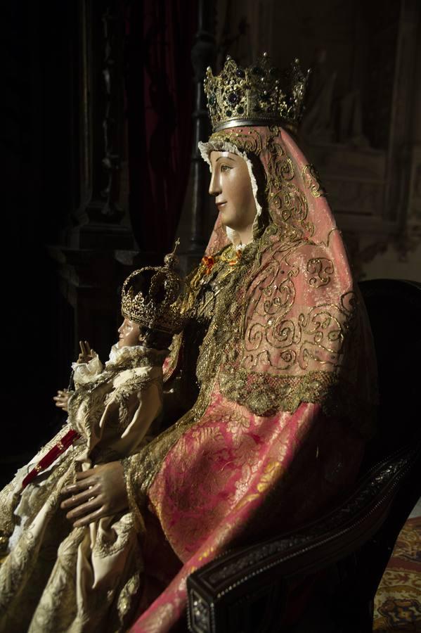 Imágenes del segundo «besamanos» de la Virgen de los Reyes