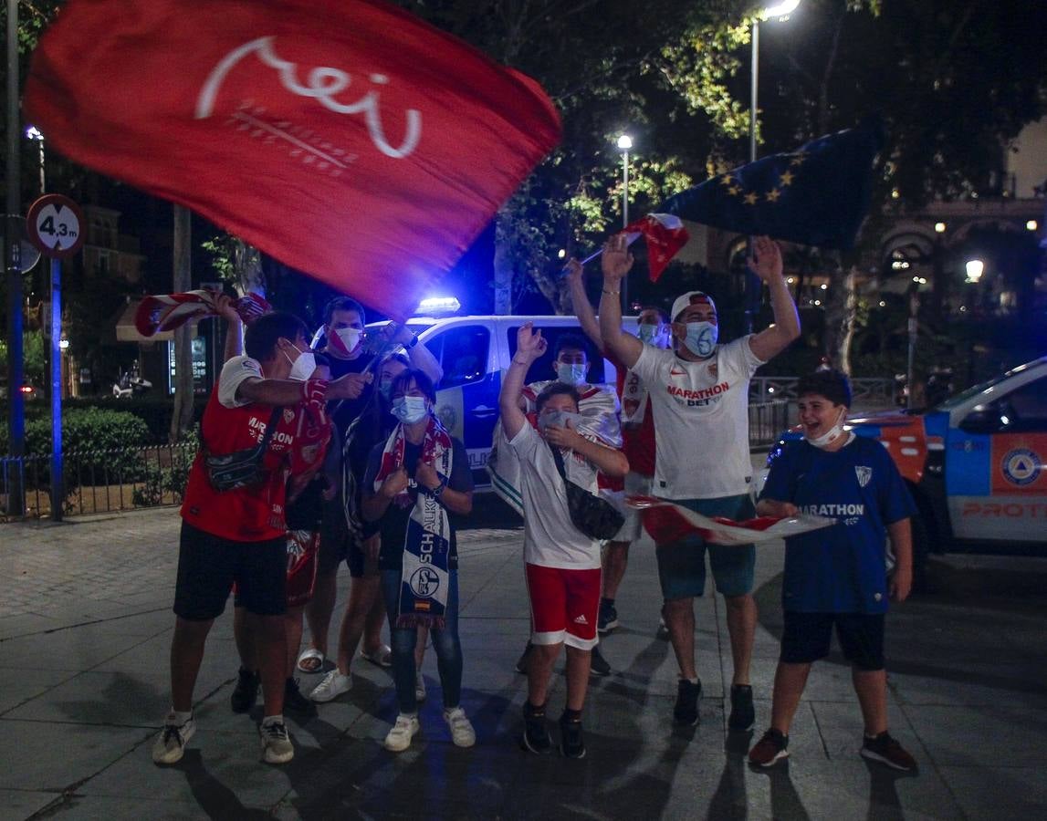 Sevilla FC - Inter de Milán: en imágenes, así han vivido la victoria rojiblanca los sevillistas