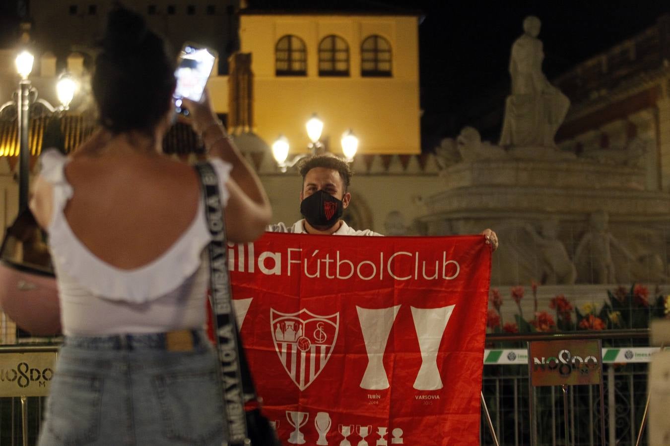 Sevilla FC - Inter de Milán: en imágenes, así han vivido la victoria rojiblanca los sevillistas