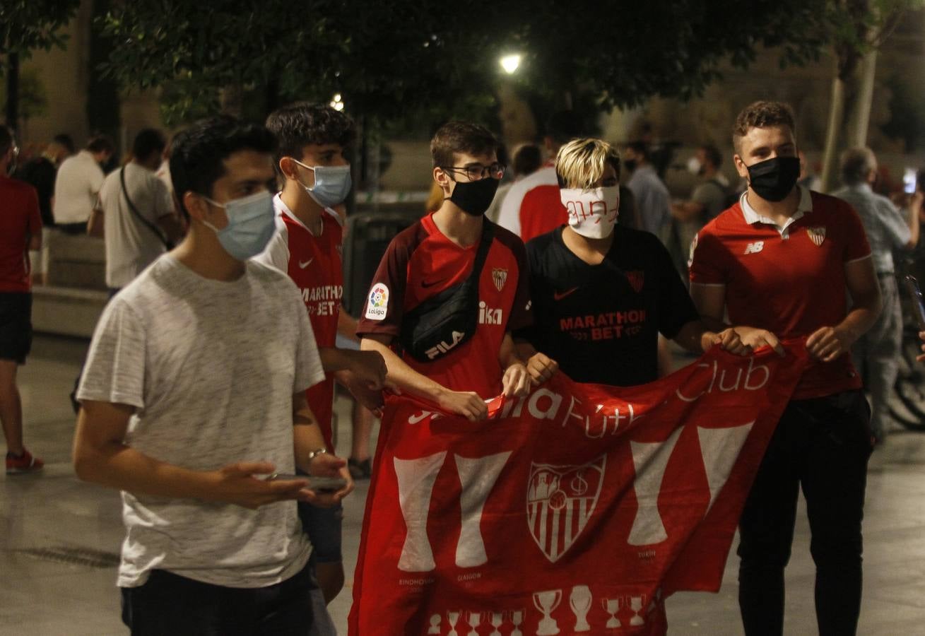 Sevilla FC - Inter de Milán: en imágenes, así han vivido la victoria rojiblanca los sevillistas