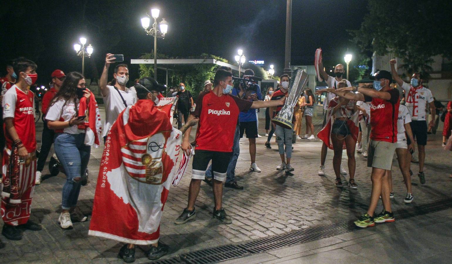 Sevilla FC - Inter de Milán: en imágenes, así han vivido la victoria rojiblanca los sevillistas