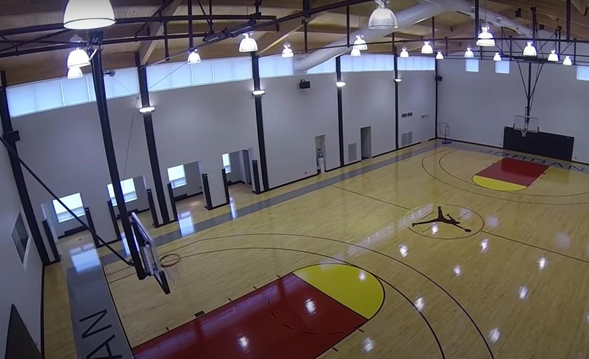 No podía faltar una cancha de baloncesto. Jordan se encargó también de construir una cancha de baloncesto donde poder entrenar y disputar partidos amistosos. Cada detalle está cuidado al máximo, como por ejemplo los nombres de sus hijos junto a su logotipo “Jumpman”. Además incluye un salón con vistas al mismo para que sus invitados disfruten del espectáculo.