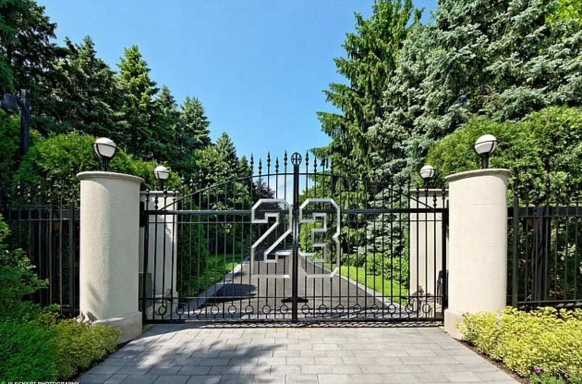 Personalización excesiva. Otro de los factores que probablemente dificulten su venta es la extrema personalización de cada detalle, como si de un museo se tratase. Hasta la verja de la entrada posee el emblemático 23 grabado.