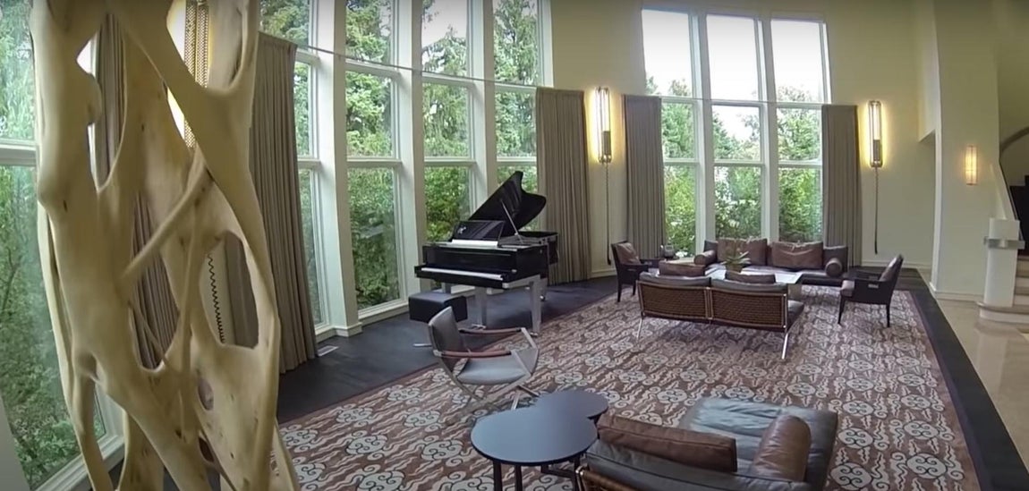 Altos techos y amplios ventanales. En cuanto a la superficie, posee más de 5.000 metros cuadrados distribuidos en dos plantas donde las formas sinuosas y los altos techos se hacen con el protagonismo.