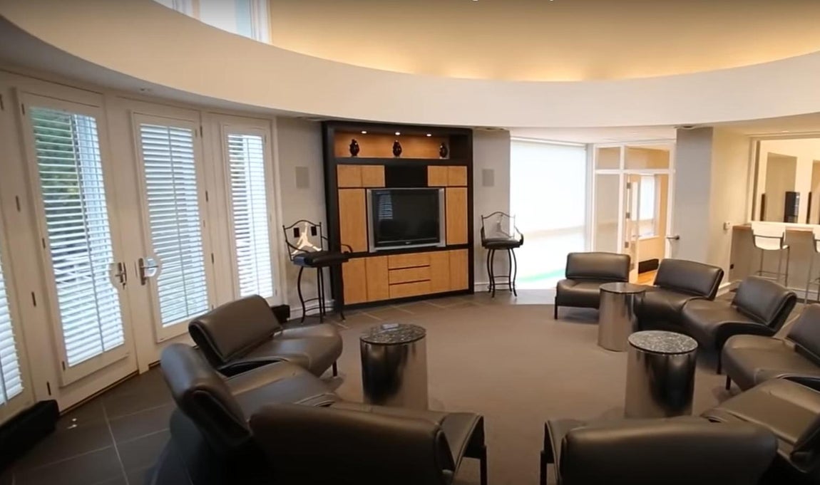 Construida en 1995. Jordan mandó construir la casa desde cero y ordenó que todas las estancias tuviesen una disposición con formas curvilíneas, amplios ventanales e incluso claraboyas en el techo con las que conseguir un extra de luz.