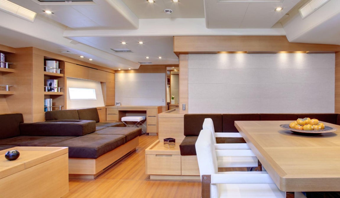 Más de 700 metros cuadrados en el interior. Pero eso no es todo. Otro de los detalles más llamativos residen en el párking para limusinas y quads en el que además se encontrarán todo tipo de juguetes acuáticos como kayaks, lanchas y todo lo necesario para realizar kitesurf y windsurf.