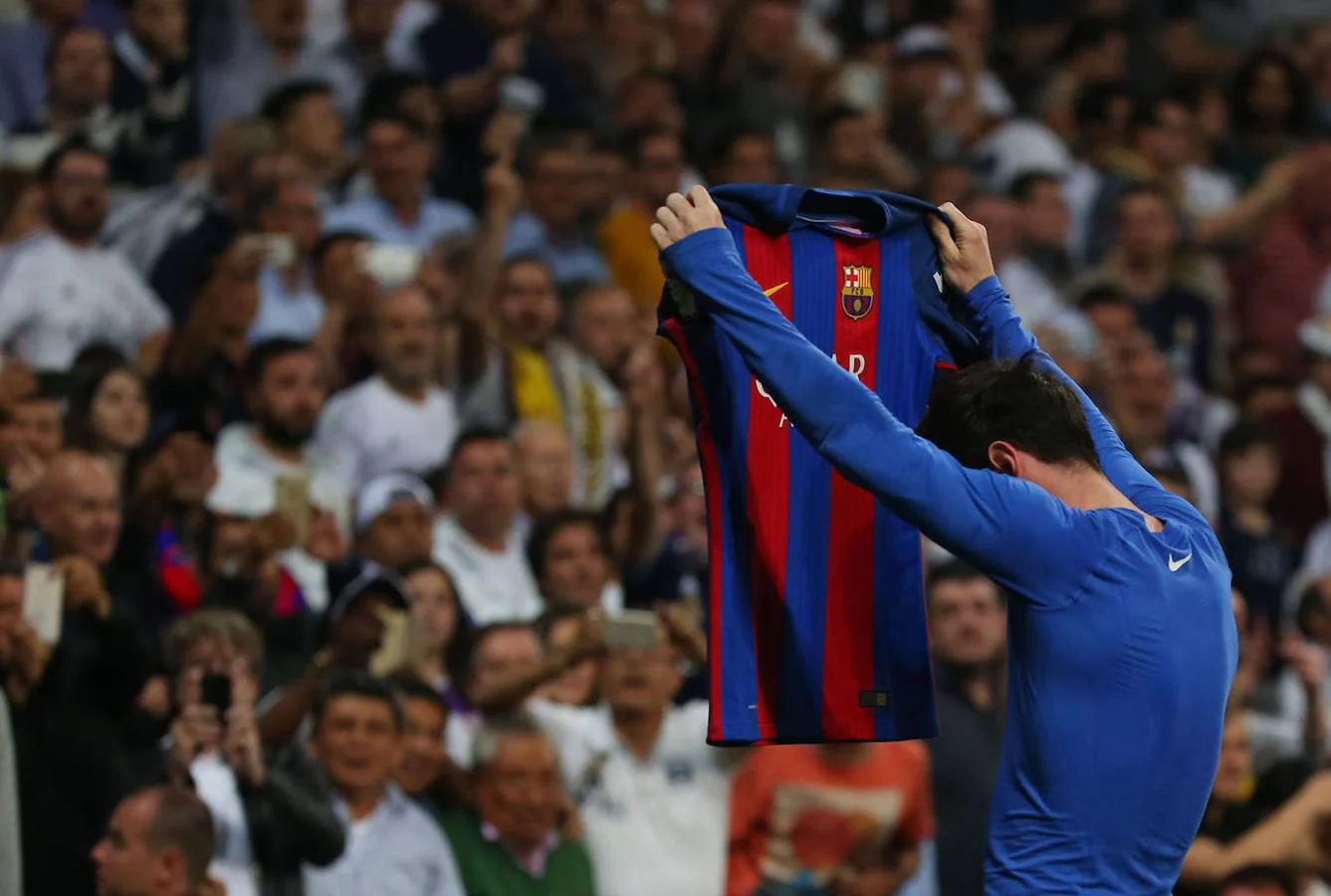 Messi celebra haber marcado el tercer gol en el partido jugado contra el Real Madrid el 23 de abril de 2017 en el Santiago Bernabeu.. 